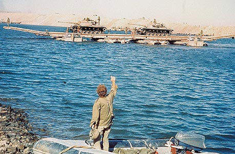 טנקים חוצים את תעלת סואץ, צילום: מיכה ברעם