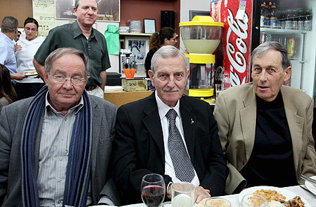 מימין: רמי קוק, יגאל ארנון ודרור ויגדור
