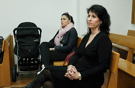 מימין: כנרת גיא-רון ואתי קצב בבית המשפט, צילום: עמית שעל