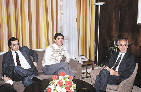 רשף (במרכז) עם שמעון פרס ואורי סביר, 1985. “החיידק הפוליטי קינן בי מאז ומעולם אבל אקטיביזם זה גם עניין של אישיות”, צילום: דוד רובינגר