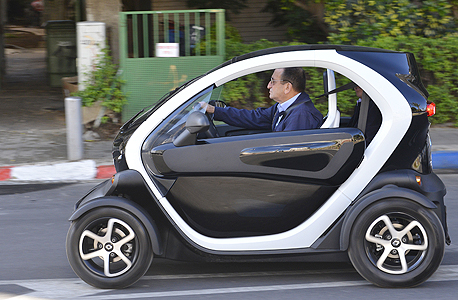 חולדאי ברכב הדומה לרכבים המתוכננים במיזם אוטותל