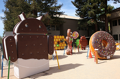 מטה חברת גוגל. עוגיות ענק כשם גרסאות התוכנה של אנדרואיד, צילום: עמית שעל
