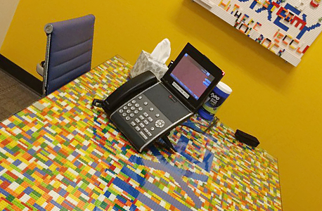 שולחן עבודה במשרדי קוויקסי, צילום: עמית שעל