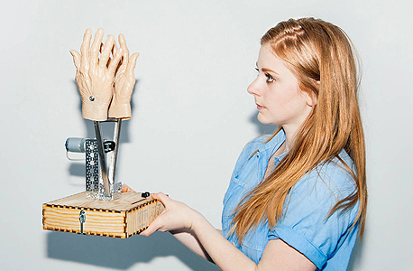 גיאץ' ו”רובוט התשואות” שמוחא כפיים בקושי. "ניסיתי לבנות רובוטים שימושיים, אבל לא הייתי טובה בזה" גיאץ' ו”רובוט התשואות” שמוחא כפיים בקושי. "ניסיתי לבנות רובוטים שימושיים, אבל לא הייתי טובה בזה"