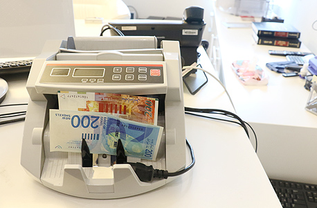 ענבל אור מכירה משרד אור סיטי מכונה לספירת שטרות כסף, צילום: שאול גולן