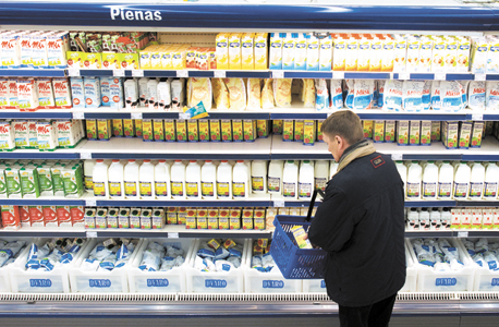 מוצרי חלב בסופרמרקט בליטא. מזון לדוגמה כבר בדרכו לארץ
