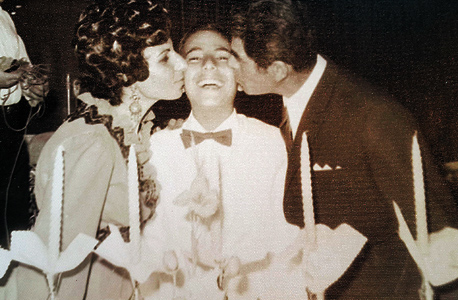 1973. חיים כהן עם הוריו בחגיגת הבר־מצווה, תל אביב