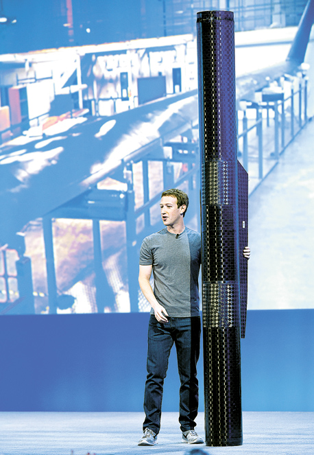 צוקרברג עם משגר המטוס של פייסבוק