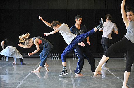 מתוך "אדם" של אסף. למעט מאוד כוריאוגרפים יש מוזיקליות כזו", אמר עליו אוהד נהרין מתוך "אדם" של אסף. למעט מאוד כוריאוגרפים יש מוזיקליות כזו", אמר עליו אוהד נהרין