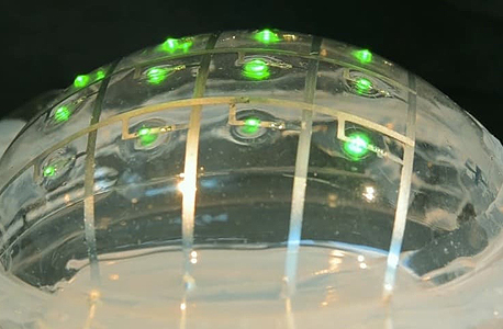מעגל חשמלי גמיש . בנוי משילוב של מתכת גאליום הנוזלית וסיבי זהב שמאפשרים לו להתנפח ולהתעקם, צילום: EPFL