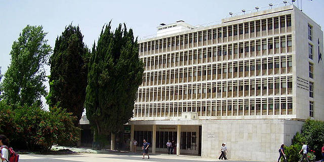 הסגל הזוטר בעברית: האוניברסיטה עומדת לפטר כ-100 מרצים