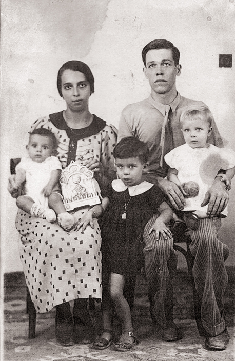 דוד ורוזה בללי, סבא וסבתא שלי, עם שלושה מילדיהם, שרה (מימין), תקוה וחיים