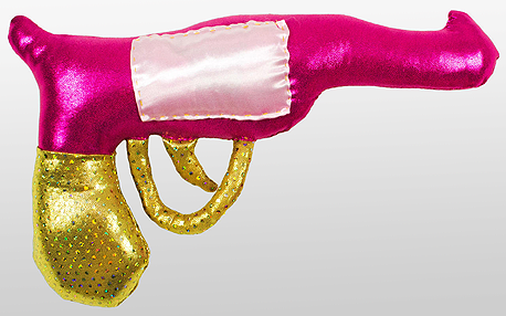 עבודה של בקסטר. "היה משעשע לראות איך חברים שלי, גברים בני 30, נדלקו מיד על העבודות האלה, והם אפילו לא חובבי אקדחים"