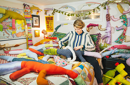 בקסטר בסטודיו שלה. "יצירות כיפיות ונגישות"