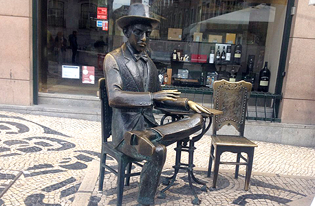 פסל של המשורר הפורטוגלי פרננדו פסואה לא הרחק מכיכר לואיש דה קמואיש , צילום: דוד הכהן