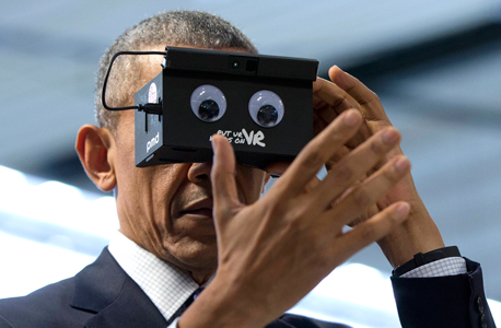ברק אובמה בוחן משקפי מציאות מדומה , צילום: איי פי