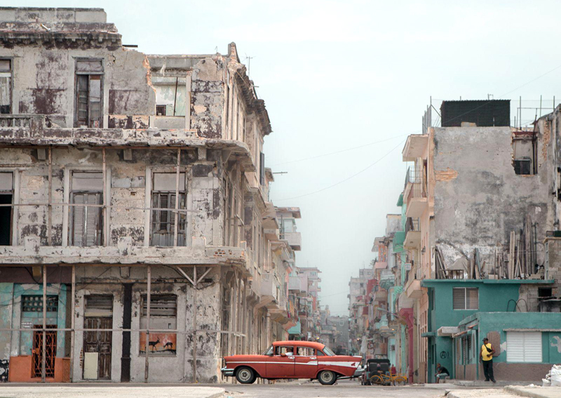 הוואנה 2016? הצלמת הקנדית טוני וואלצ'י (Toni Wallachy) תפסה את הצבעים שיוצרים את הוואנה, בירתה הציורית של קובה: פריטים מעידן אחר, סימני המלחמה משתלבים בארכיטקטורה של העיר והשמיים מעוננים מעשן וזיהום