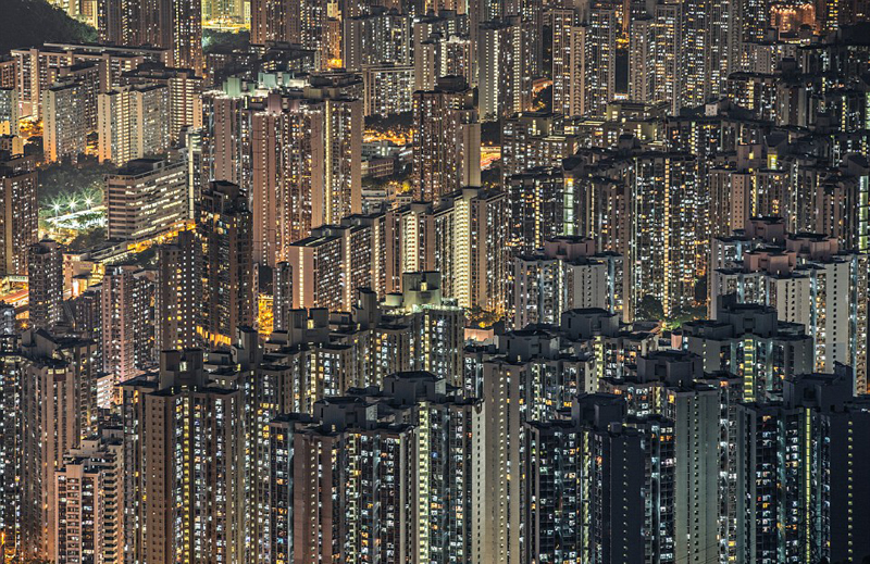 האורות של הונג קונג: סגנון האדריכלות המאפיין את הונג קונג חושף את צפיפות האוכלוסייה במקום. מדהים לראות כיצד בצילום של הצלמת השוויצרית ג'וליה ווימרלין (Julia Wimmerlin) האופק מורכב למעשה מהחלונות המוארים של אנשים אחרים, וכל בית שנראה כמו כוכב קטן בשמיים רחבים הוא בעצם עולם ומלואו