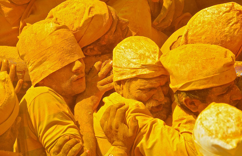 הודים בכורכום: מאמינים מכוסים בכורכום נושאים את הכסא של האל ההינדי שיווה במקדש בג'ג'ורי בהודו ב"יום חסר הירח" (Somvati Amavasya). בטקס המרכזי אמורים להציע לאל אבקת כורכום המפוזרת לכל עבר ומכסה כל המאמינים מכף רגל עד ראש. הצילום הוא של אאשיט דהסאיי (Aashit Desai)