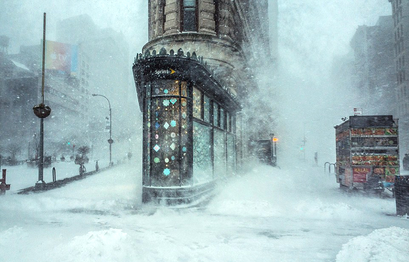 מנהטן בשלג: הצלם הניו-יורקרי מישל פלאצו (Michele Palazzo) צילם את בניין פלטירון בניו יורק בעיצומה של סופת החורף ג