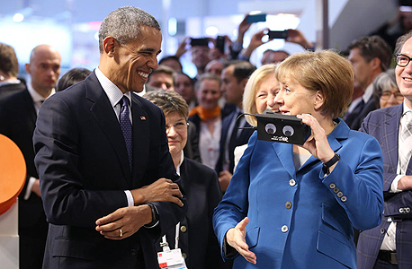 מימין קנצלרית גרמניה אנגלה מרקל ו נשיא ארה"ב ברק אובמה ב הנובר גרמניה, צילום: איי אף פי
