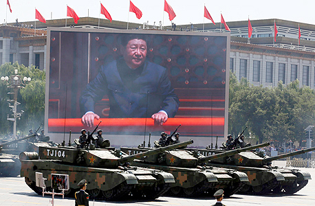 נשיא סין במהלך תצגה צבאית