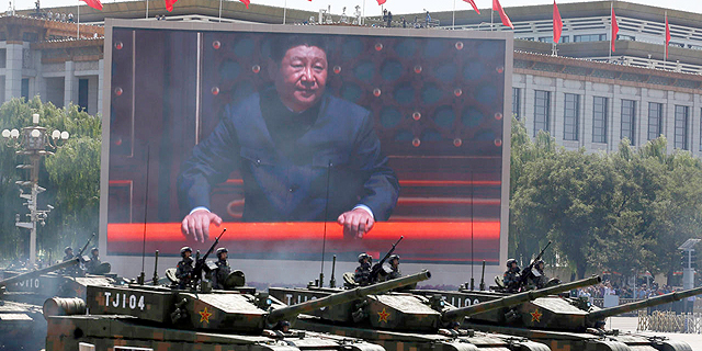 נשיא סין במהלך תצגה צבאית, צילום: איי פי
