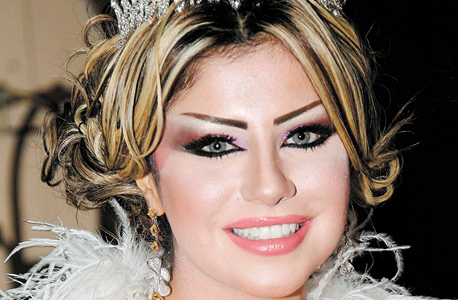 חלימה בולנד מקבלת את התואר "מלכת היופי של נשות התקשורת בעולם הערבי". הציבור מנהל איתה יחסי אהבה־שנאה מורכבים
