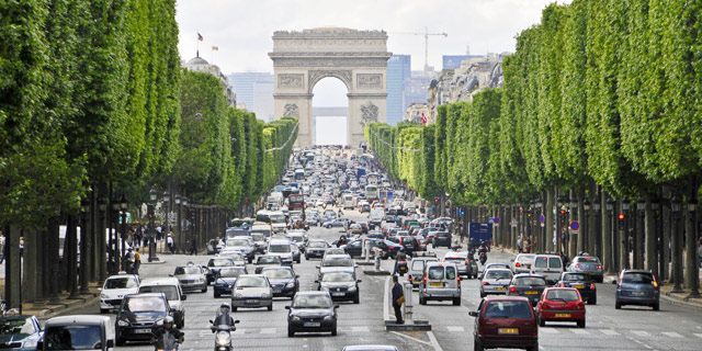 פריז תאסור מהחודש הבא כניסת מכוניות בנות יותר מ-20 שנה