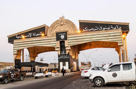 מוסול עירק מחסום כניסה לעיר דאעש, צילום: אל ג'זירה