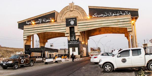 מחסום של דאעש בכניסה למוסול, צילום: אל ג