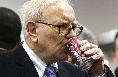 וורן באפט, מהמשקיעים המפורסמים בקוקה קולה, שותה פחית משקה