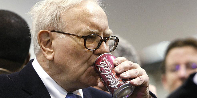 באפט הודף הביקורת על שתיית קוקה-קולה: &quot;אם אשתה מים אגיע לגיל 100?&quot;