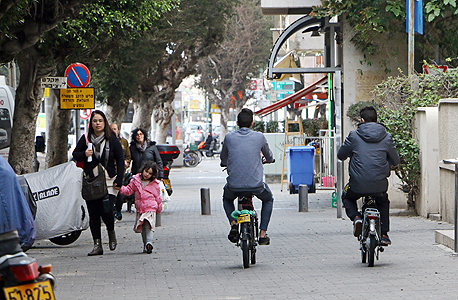 רכיבה על האופניים בתל אביב. החוקים השתנו ויאכפו, צילום: דנה קופל