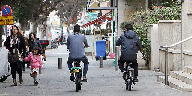 בקרוב: קנסות להולכי רגל שיילכו על שבילי אופניים