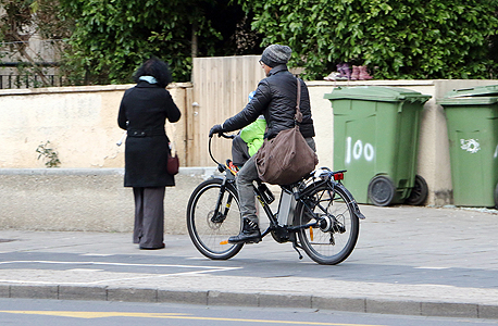 רכיבה על אופניים על המדדרכה - בניגוד לחוק, צילום: דנה קופל