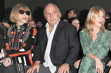 מימין: קייט מוס, פיליפ גרין ואנה וינטור בשבוע האופנה של לונדון