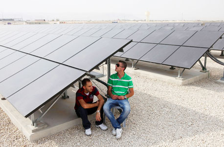 פלסטינים בשדה סולארי ביריחו. הרצון להפחתת התלות בישראל קודם לרצון להפחית את השימוש באנרגיה מתכלה, צילום: בלומברג