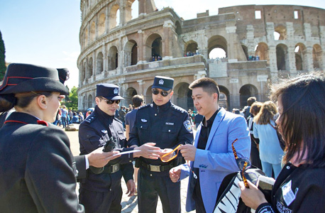 שוטרים סינים ליד הקולוסאום ברומא. שהתיירים ירגישו בטוחים