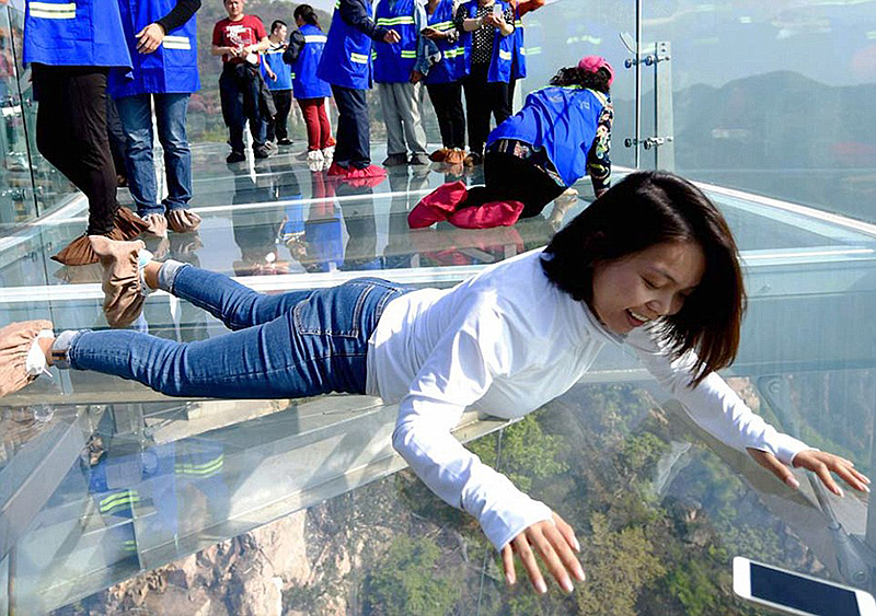תיירת צופה בנוף הנשקף מהזכוכית, צילום: Xinhua