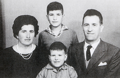 1964. יונה פוגל בן העשר עם אחיו מאיר בן השמונה והוריהם רחל ואברהם, רחובות