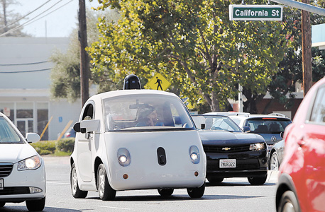 הרכב האוטונומי של גוגל בעמק הסיליקון. מעורר איזה אינסטינקט קמאי להתנגש בו, בבחינת "ברח או הילחם", צילום: אם סי טי