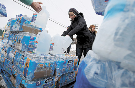 חלוקת מים לתושבים בפלינט, מישיגן, בעקבות זיהום במים. כשסנדרס דיבר על "הזכות למים נקיים", הקהל בניו יורק הגיב בתשואות