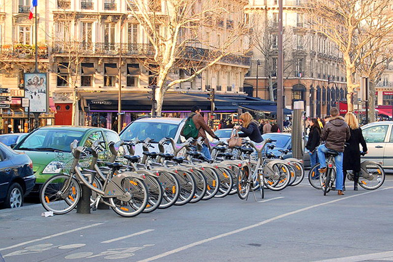 פריז. קיימים רחובות הסגורים לתנועת כלי רכב בימי ראשון ופתוחים רק לרוכבי אופניים