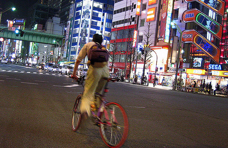 טוקיו. רכיבה על אופניים הינה דרך נהדרת לבקר באתרים של העיר