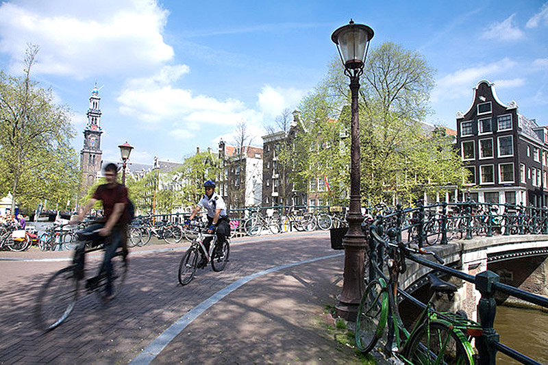 אמסטרדם. יש בעיר יותר זוגות אופניים מתושבים