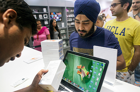 G4 רצים למטען חנות אפל אייפון, צילום: בלומברג