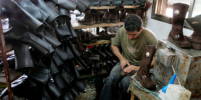 מפעל נעליים בחברון, צילום: אי פי איי