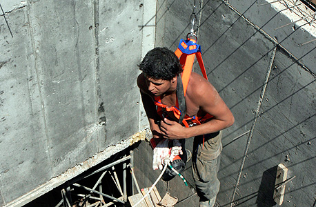 חילוץ פועל בניין מבור באתר בנייה (ארכיון)