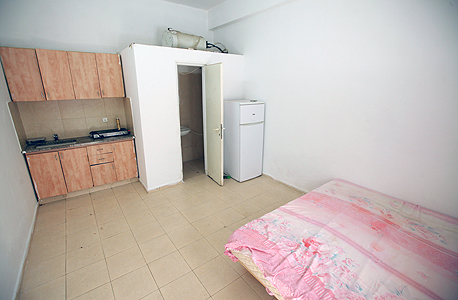 דירה שמוצעת להשכרה לעובדים זרים בשכונת התקווה, צילום: עמית שעל